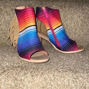NWOT Very Volatile Serape Heels Size 7